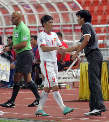 Nếu như trong trận gặp Myanmar, Công Vinh bị thay ra ở phút thứ 69 thì trong trận đối đầu với Philipines, anh tiếp tục bị thay ra sau 70 phút 