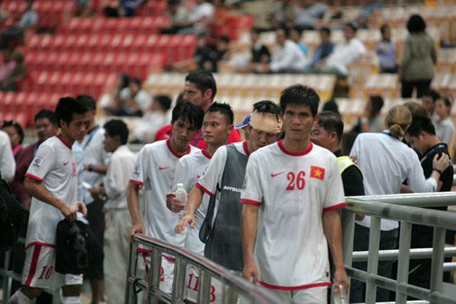 Các cầu thủ Việt Nam cúi đầu lặng lẽ rời sân