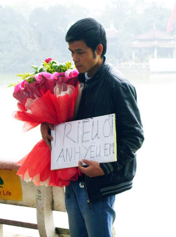 Chiều qua 14/1 một chàng trai tay ôm bó hoa và tấm bảng nhỏ có dòng chữ “Triều ơi, anh yêu em” 
