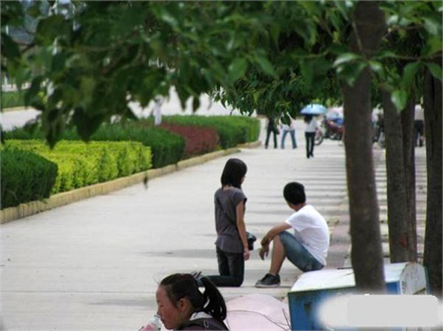 Để cầu xin người yêu tha thứ, một nữ sinh tại Tây An – Trung Quốc đã quỳ sụp trước mặt bạn trai giữa đường phố