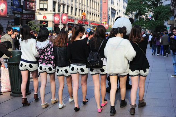 Các cô gái diện bộ trang phục độc đáo mang hình những chú gấu trúc tự tin sải bước trên đường phố Thượng Hải...