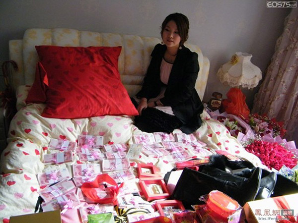 Một cô gái ở Trung Quốc bỗng trở thành tâm điểm chỉ trích của cộng đồng mạng khi khoe của một cách độc đáo bằng việc rải tiền kín trên giường...