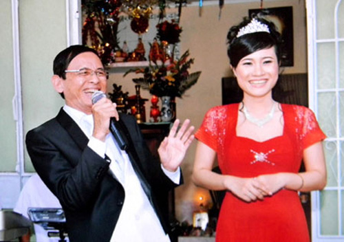 Đại gia Lê Ân hạnh phúc bên người vợ kém mình 50 tuổi