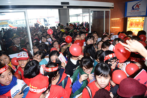 Đúng sáng 28/11, sân bay Nội Bài dường như nóng lên bởi một lượng fan rất lớn từ khắp nơi   kéo về để chào đón các nhóm nhạc thần tượng đến từ Hàn Quốc. Các sảnh đón khách Quốc tế   tại khu A và khu B chật cứng người.