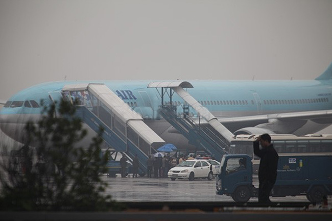 Đúng 11h00 phi cơ chở sao Hàn hạ cánh xuống sân bay Nội Bài. Fan háo hức mong chờ giây   phút các nhóm nhạc bước ra sảnh. 