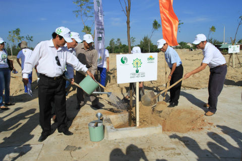 Các đại biểu cùng tham gia trồng cây tại TP.Hội An, Quảng Nam
