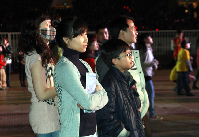 Theo lời danh hài Vân Dung thì con trai (đứng giữa) rất thích xem các ca sỹ Hàn Quốc nên cả nhà đã cùng đi xem. Đây có lẽ là lần hiếm hoi ống kính phóng viên ghi lại được hình ảnh chồng, con Vân Dung. 
