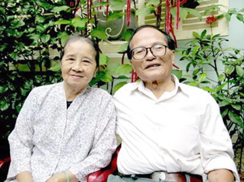 Đều ngoài 80 nhưng vợ chồng nhà thơ Giang Nam vẫn hạnh phúc bên nhau sau bao gian lao, chia cắt.