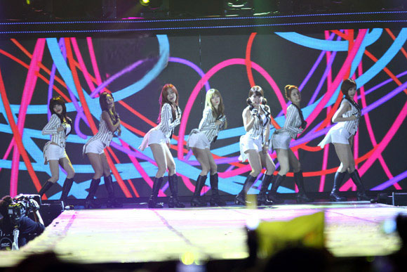 Dù tiết trời Hà Nội hôm qua khá rét, 7 cô gái của nhóm T-ara vẫn diện những trang phục bó sát khoe tối đa đôi chân nuột nà và trắng mịn. 