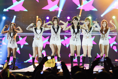 Qua 3 bài hát Sexy Love, Lovey Dovey, Roly Poly, T-ara nhận được sự cổ vũ hò reo không ngớt từ khán giả.