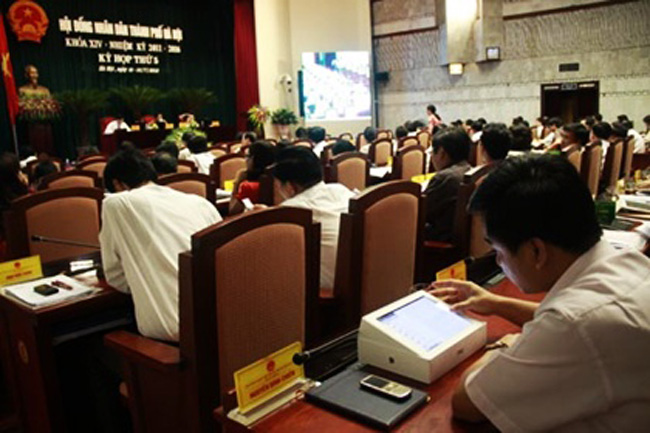 iPad ngày càng được các ông nghị tỉnh sử dụng rộng rãi. Trước đó, từ tháng 7/2012, Hà Nội cũng đã trang bị cho 95 đại biểu HĐND TP mỗi người một chiếc máy tính bảng iPad 2 để phục vụ công việc.
