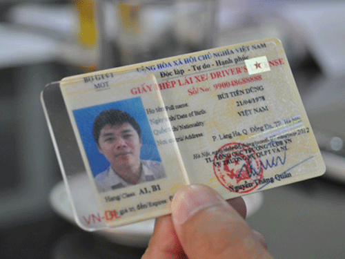 Quốc hiệu Việt Nam trong GPLX mới không được dịch sang tiếng Anh. “Giấy phép lái xe” thành Driver’s License là không chuẩn xác