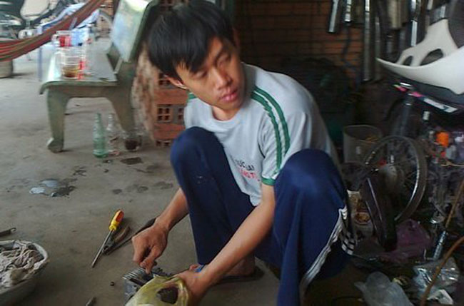 Anh Nguyễn Văn Tàu, một thợ sửa xe gần nơi xảy ra tai nạn đã lấy xe gắn máy đưa Ngân đi cấp cứu. 