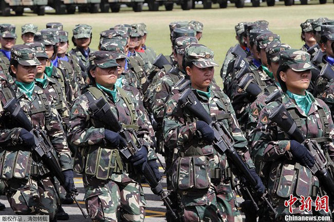 Thời báo Hoàn Cầu ngày 22/12 đưa tin, hôm qua 21/12/2012 tại một thành phố vệ tinh gần thủ đô Manila, quân đội Philippines đã tổ chức lễ duyệt binh chào mừng 77 năm ngày thành lập. 