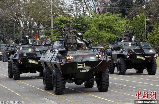 Tổng thống Aquino đã đến dự và chủ trì nghi lễ duyệt binh này với 2 lữ đoàn pháo binh, tăng thiết giáp tham gia. Ngoài binh lính của 2 lữ đoàn này, Philippines còn điều động thêm khối học viên của các trường quân sự duyệt binh. (Tổng hợp TTO,TNO)
