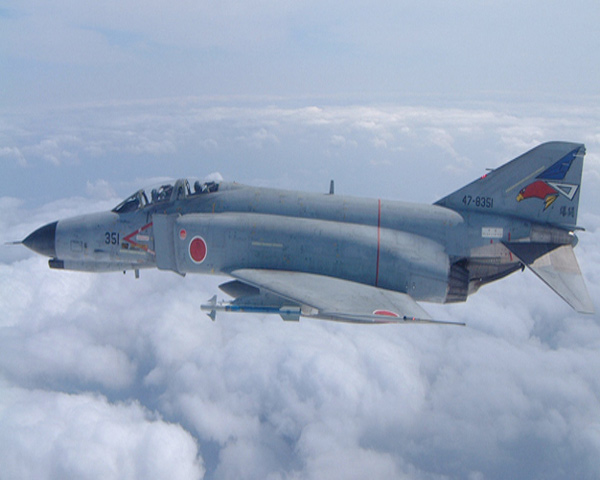 Ngoài ra Nhật Bản còn số lượng nhỏ máy bay chiến đấu F-4 sản xuất từ những năm 60 của thế kỷ trước nhưng dường như nó cùng với F-15 không thể áp đảo được lực lượng máy bay chiến đâu hùng hậu của PLA   