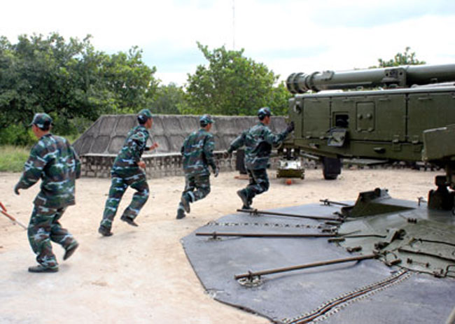 Các chiến sỹ Tiểu đoàn tên lửa 114 cơ động thu hồi bệ phóng tên lửa Pechora (SAM-3)