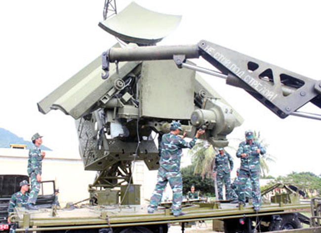 Các chiến sĩ phối hợp tháo rời các chi tiết của Tháp Anten УЛВ. 