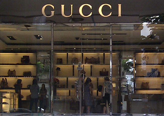 Ngày 23/12,  Milano - Gucci bất ngờ mở cửa từ rất sớm. Gucci đã nhắn tin đến các khách hàng VIP của mình về chương trình giảm giá 50% và tặng thêm voucher 500.000 đồng cho hóa đơn từ 5 triệu trở lên, áp dụng từ 10h sáng.
