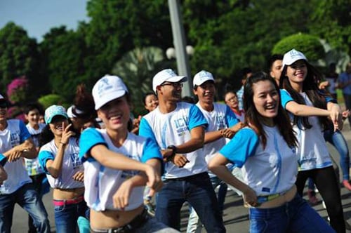 Hương Thảo và Huỳnh Đông thích thú với phần nhảy flashmob cùng các bạn trẻ