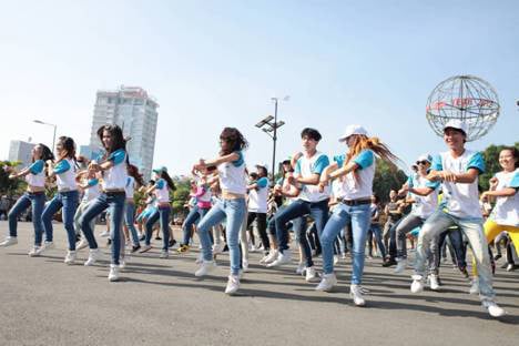 Trên nền nhạc sôi động, màn nhảy flash mob ấn tượng đã thu hút hàng trăm bạn trẻ và người  đi đường