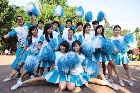 Thu hút và khuấy động không khí sáng chủ nhật tại khu vực trung tâm thành phố còn có đội ICY Cheer team biểu diễn những điệu nhảy cổ động sôi động và cuốn hút