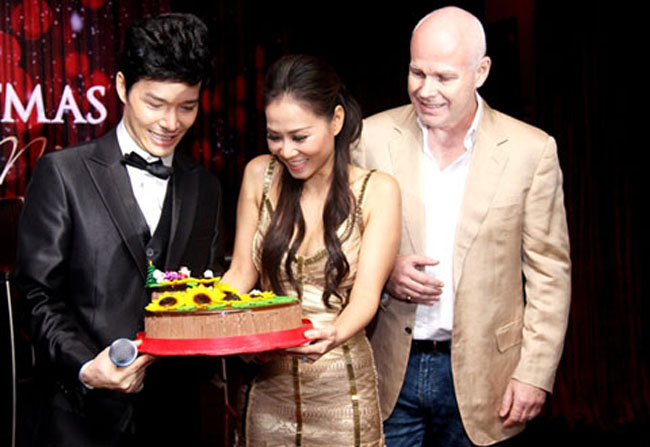 Ca sĩ Thu Minh cũng đã có những giờ phút hạnh phúc bên người chồng triệu phú, bạn bè và các fan hâm mộ.