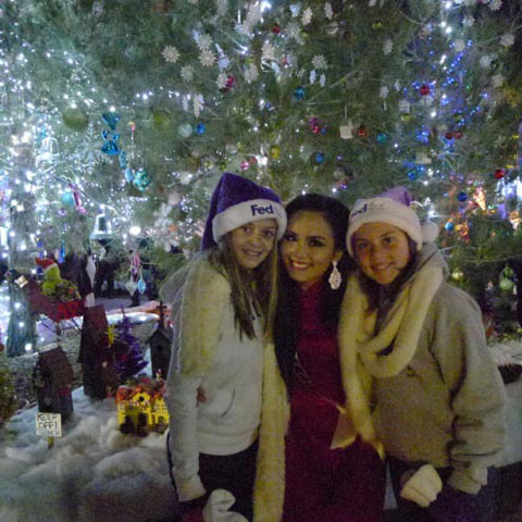 Trước đó, người đẹp vui vẻ đón Giáng sinh cùng những người bạn trong cuộc thi Hoa hậu hoàn vũ 2012.