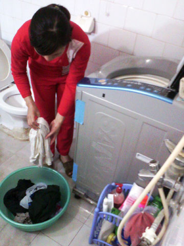Theo chị Lan, giặt tay thế này vừa đỡ hại quần áo, vừa tiết kiệm.