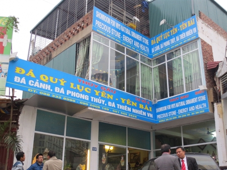 Ngày 25/12, tại khu Mỹ Đình, huyện Từ Liêm, Hà Nội, lực lượng chức năng đã kiểm tra 2 cơ sở chuyên pha chế và kinh doanh rượu, đã phát hiện khoảng 12.000 lít rượu không có nguồn gốc xuất xứ, trong đó một số có chứa chất ma tuý.