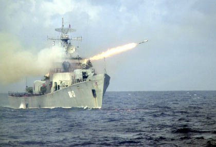 Tàu tên lửa Hải quân Việt Nam tập bắn đạn thật.
