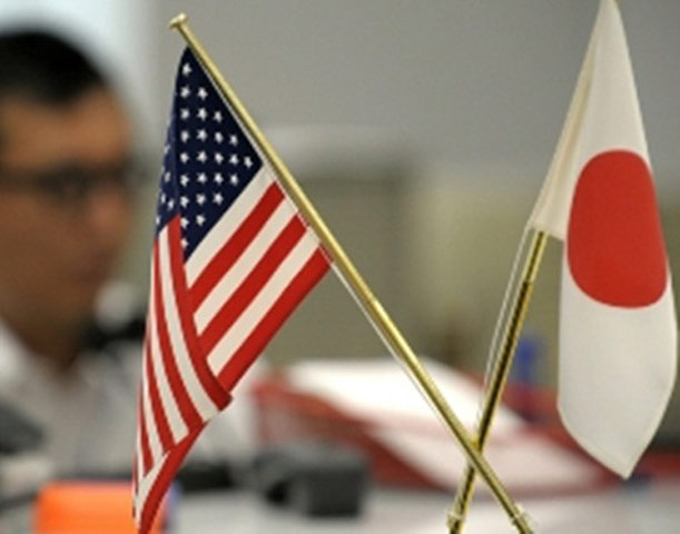 Phó phát ngôn viên Bộ Ngoại giao Mỹ Patrick Ventrell ngày 26/12 cho biết nước này sẽ tìm cách thắt chặt quan hệ với chính phủ mới của Thủ tướng Nhật Bản Shinzo Abe. Trong một thông báo, Lầu Năm Góc nói thêm liên minh Mỹ-Nhật 