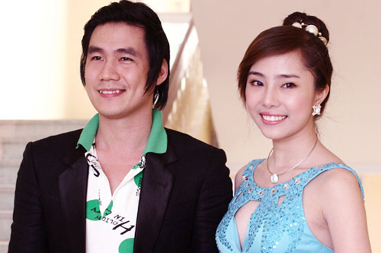 Quỳnh Nga khoe vòng một tinh tế bên cạnh nam ca sĩ Khánh Phương.