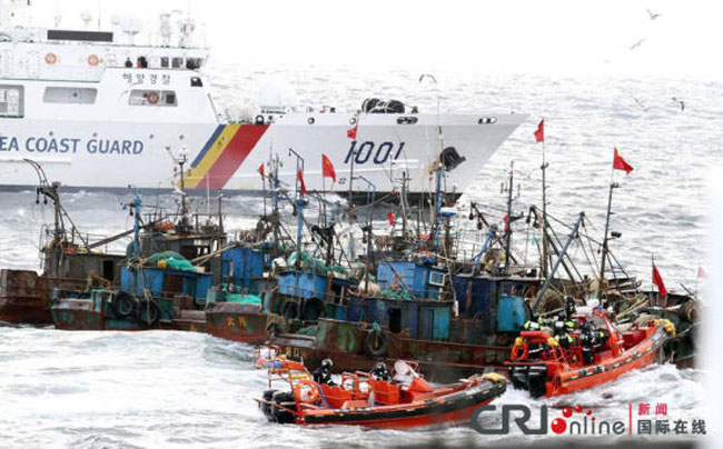 Cảnh sát biển Hàn Quốc hôm 26/12 đã bắt giữ 21 tàu cá Trung Quốc đang đánh bắt trái phép tại vùng lãnh hải phía tây của Hàn Quốc trên biển Hoàng Hải, theo Yonhap. Các tàu cá trên đã đánh bắt trái phép tại vùng nước cách bờ biển phía tây Hàn Quốc 83km, theo nhà chức trách Hàn Quốc. Chỉ trong 9 tháng đầu năm nay, cảnh sát biển Hàn Quốc đã bắt giữ 123 tàu Trung Quốc đánh bắt trái phép.