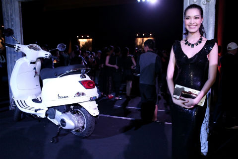 Hoa hậu Thùy Dung bên xe Vespa