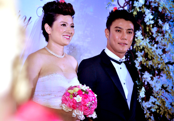 Tuy nhiên, so với Đoan Trang, Thu Minh thì Thúy Vinh lấy chồng Tây thiệt thòi hơn rất nhiều.