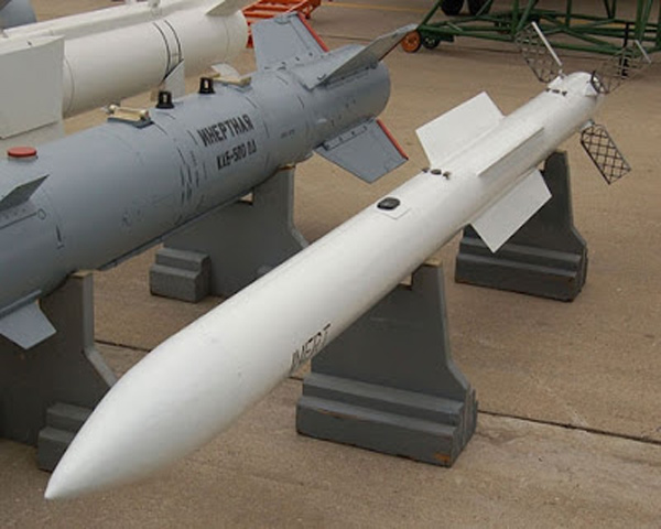 R-77 (tên gọi khác RVV-AE) là tên lửa không đối không tầm trung thiết kế đánh chặn mọi mục tiêu trên không trong điều kiện đối phương sử dụng các biện pháp gây nhiễu điện tử mạnh. Tên lửa có tầm bắn tối đa tiêu diệt mục tiêu phía trước cách 80km hoặc có thể tiêu diệt mục tiêu phía sau ở cự ly ngắn 300m. Tên lửa có thể bay với vận tốc tối đa 3.600km/h, độ cao đánh chặn từ 0,02-25km. R-77 trang bị một đầu đạn thuốc nổ phân mảnh nặng 30kg. 