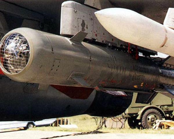 Su-30MK2V có khả năng mang được cả các loại bom có điều khiển để tấn công “mục tiêu cứng” dưới mặt đất (kho tàng, bến bãi, cầu cống, cơ sở quân sự, sân bay) và khi cần có thể dùng để tấn công tàu chiến, tàu vận tải trên biển. Su-30MK2V có thể mang ba loại bom có điều khiển, lắp đầu tự dẫn quang điện tử - truyền hình:  - KAB-500Kr nặng 520kg (trong đó đầu đạn nặng 380kg), yêu cầu ném ở độ cao 500m-5km.  - KAB-500-OD nặng 370kg (dùng đầu đạn áp nhiệt), yêu cầu ném ở độ cao 0,5-5km.  - KAB-1500Kr nặng 1.525kg (đầu đạn nặng 1.170kg), Yêu cầu ném ở độ cao 1-8km. 