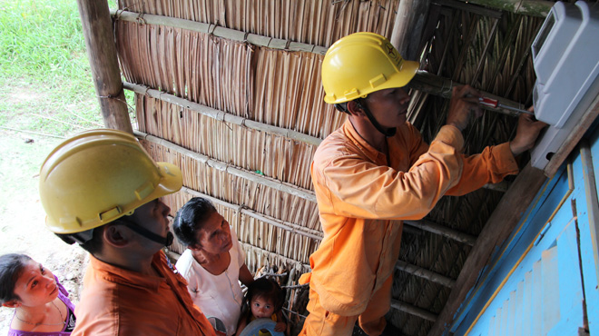 Mục tiêu của các doanh nghiệp độc quyền tự nhiên là phục vụ phát triển kinh tế và đời sống nhân dân. Trong ảnh: công nhân điện lực gắn điện kế cho nhà người dân ở Kiên Giang - Ảnh: TTO