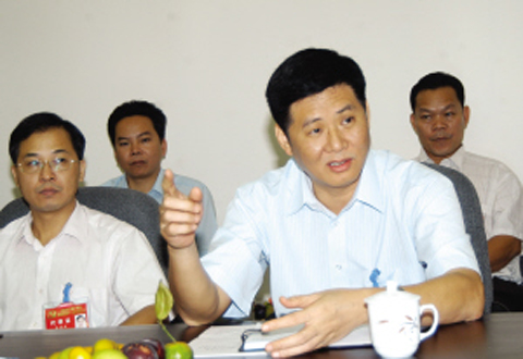 Ông Cai Bin (phải), quan chức quản lý đô thị thành phố Quảng Châu, bị cộng đồng mạng tố giác có 21 căn nhà trị giá 40 triệu Nhân dân tệ (6,4 triệu USD). Ông bị đình chỉ chức vụ hồi giữa tháng 10. 