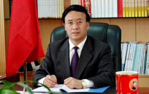Yuan Zhanting, thị trưởng thành phố Lan Châu, tỉnh Cam Túc, bị những người dùng mạng đăng những bức ảnh chụp ông đeo tổng cộng 5 chiếc đồng hồ hàng hiệu cao cấp lên Sina Weibo. Chính quyền tỉnh Cam Túc cho biết cơ quan này đang xác minh vụ việc. 
