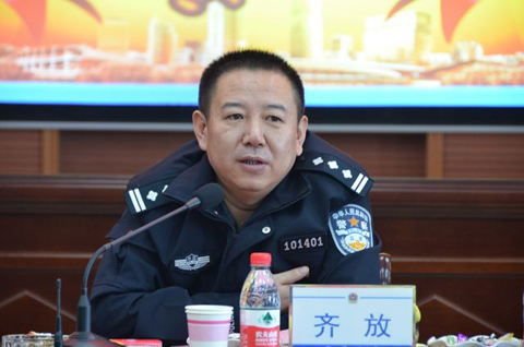 Ông Qi Fang, giám đốc công an thành phố Ô Tô, thuộc Khu tự trị Tân Cương, vừa bị mất chức hôm 8/12. Qi đang bị điều tra về cáo buộc lạm dụng chức quyền để tạo việc làm cho hai tình nhân, vốn là chị em song sinh. Ngoài ra, Qi còn dùng tiền công để thuê một căn hộ cao cấp làm nơi 