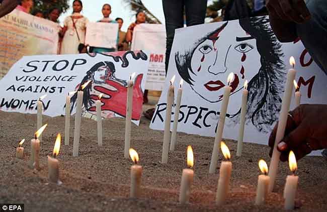 Hôm nay, (30/12), hàng nghìn người dân ở New Delhi, Ấn Độ đã thắp nến cầu nguyện cho nữ nạn nhân xấu số 23 tuổi bị cưỡng hiếp tập thể. Nữ sinh viên Ấn Độ bị một băng đảng hiếp dâm tàn bạo trên một xe buýt đã chết tại một bệnh viện Singapore hôm 29/12