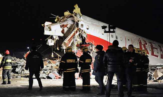 Chiếc phi cơ gặp nạn trong điều kiện thời tiết có gió mạnh và bão tuyết. Phi công lái chiếc máy bay đã cho nó lượn vòng phía trên sân bay Vnukovo và cũng đã tính tới khả năng đáp xuống một phi trường khác. Tai nạn xảy ra khi chiếc máy bay bị trượt đường băng sau khi hạ cánh. Cảnh sát điều tra và các nhân viên khẩn cấp làm việc tại hiện trường. Bộ Các tình trạng khẩn cấp cho biết đã điều ít nhất 204 nhân viên và 12 thiết bị tới nơi chiếc phi cơ gặp nạn.