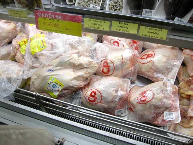 Tại siêu thị Co.opmart (Trần Phú, Hà Đông, Hà Nội) chỉ có sự xuất hiện của gà nuôi công nghiệp.