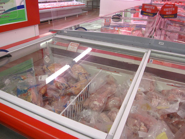 Siêu thị Metro Hà Đông (Hà Nội) chủ yếu bán gà đông lạnh và phần lớn là gà công nghiệp, có một số sản phẩm gà nhập từ Mỹ, Brazil.
