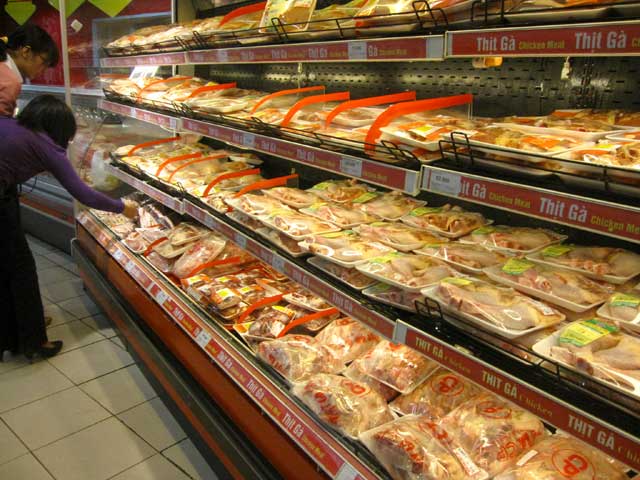 Tại siêu thị Big C Thăng Long (Trần Duy Hưng, Hà Nội), sau khi siêu thị tạm dừng kinh doanh gà dai Hàn Quốc, giờ chỉ còn lại các loại gà nuôi công nghiệp nhưng không ghi rõ xuất xứ nơi nuôi, chỉ đề nhà cung cấp và một số sản phẩm gà nhập khẩu từ Mỹ.