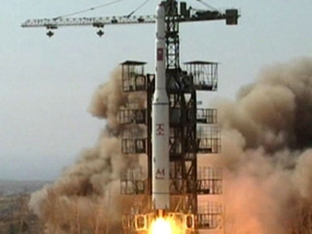  Căng thẳng đang leo thang quanh việc Triều Tiên bị nghi là đang chuẩn bị phóng tên lửa. Theo hình chụp từ vệ tinh, với khối lượng công việc đang được hoàn tất tại bệ phóng ở Dongchang, Triều Tiên hoàn toàn có thể tiến hành phóng tên lửa trong  tuần tới.