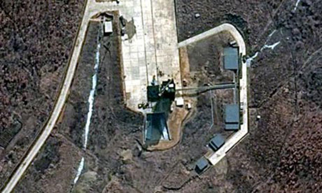 Giả định này dựa trên kết quả phân tích các bức ảnh do vệ tinh do thám của Mỹ chụp được tại khu vực bãi thử nghiệm Shohei nằm ở phía tây bắc Triều Tiên vào ngày 27/11. Trên các tấm ảnh thấy rõ hai tầng của chiếc tên lửa ba tầng đã được chuyển đến bãi phóng. 