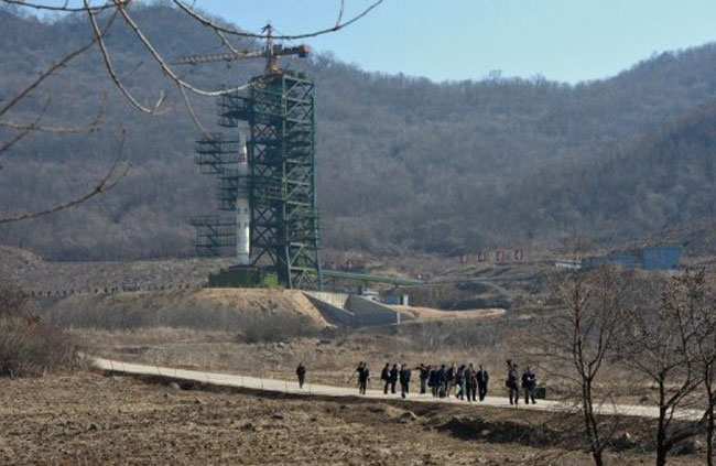  Trước đó, các quan chức Mỹ đã cảnh báo Hàn Quốc và Nhật Bản về các thành phần của tên lửa đang được Triều Tiên chuyển từ một nhà máy ở Bình Nhưỡng tới cơ sở ở thành phố Dongchang. Đây cũng là nơi mà họ đã tiến hành nỗ lực phóng tên lửa tầm xa đưa vệ tinh Ngân Hà - 3 vào quỹ đạo không thành công hồi tháng Tư vừa qua.